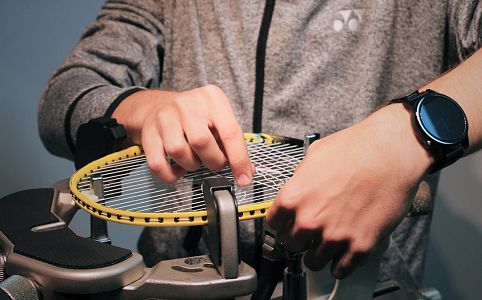 Naciąg i naciąganie rakiet badmintonowych