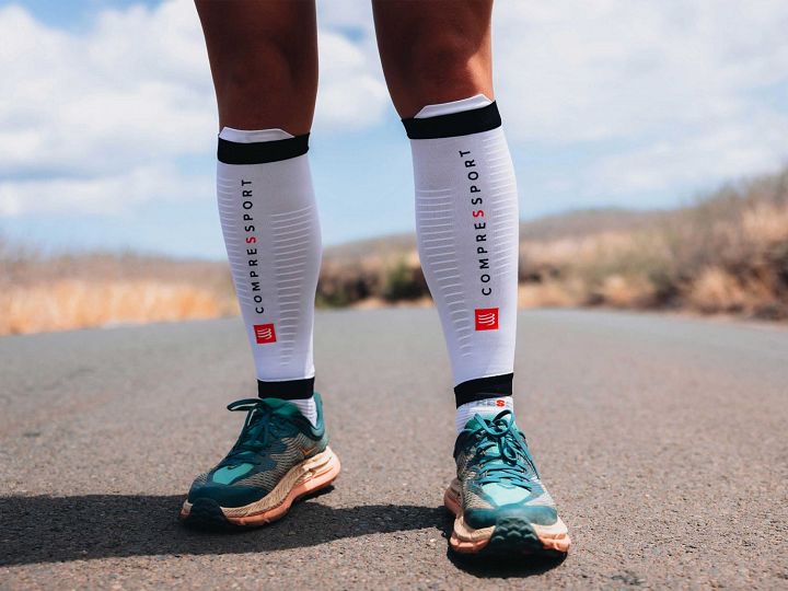 Compressport R2V3 Calf Sleeves White / Black